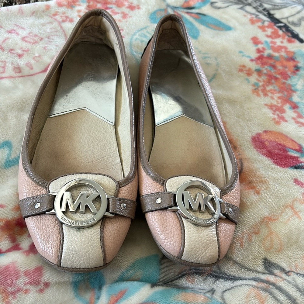 Super cute Michael Kors flats.